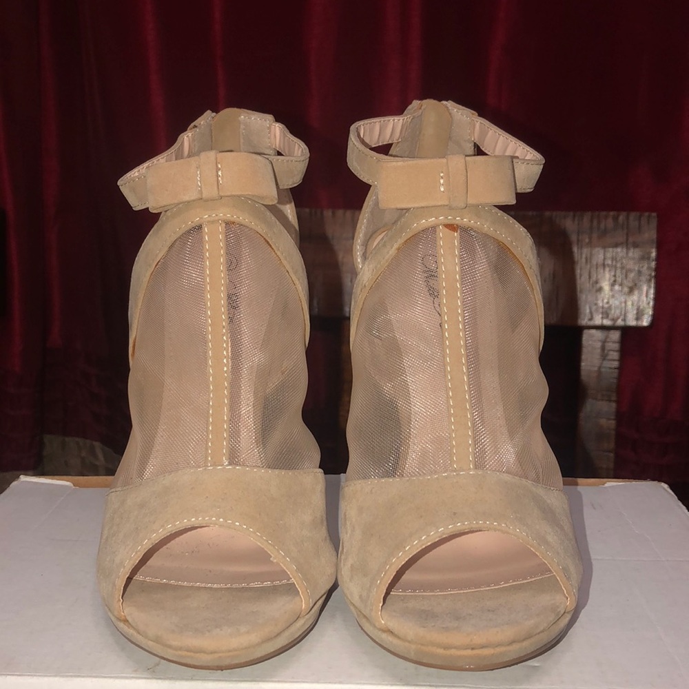 Wide Rose Nude Pump